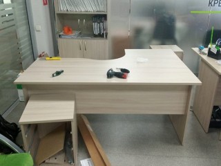 Угловой стол для офиса